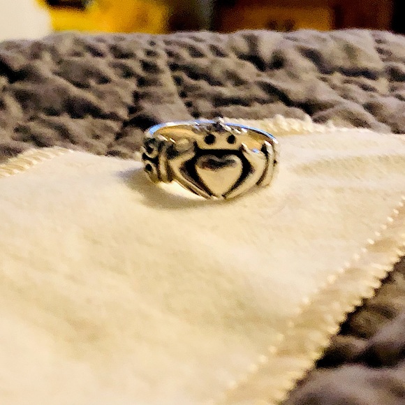 James Avery Adorned Claddagh Ring. Nwot too small for me. Excellent condition! - Picture 9 of 15